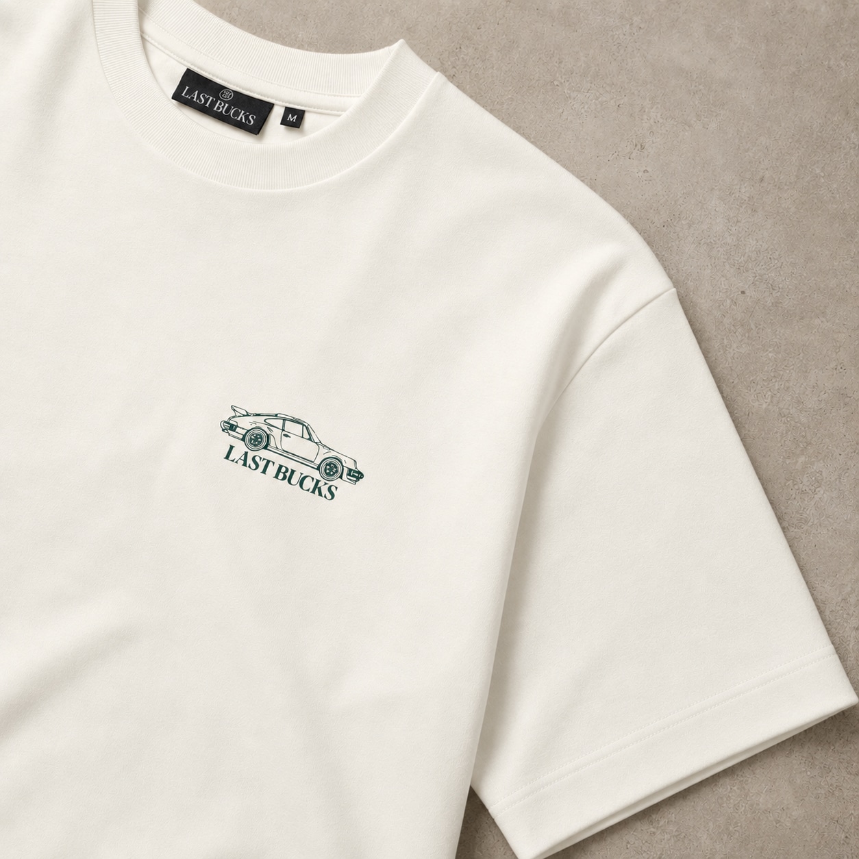 Detail van een autoprint op een offwhite t-shirt, Amerikaans van sfeer zoals Urban Outfitters
